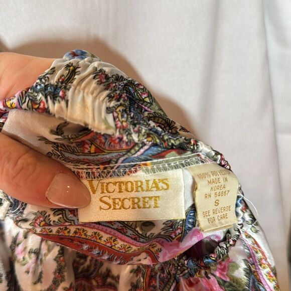 Victoria's Secret Vintage Gold Label Paisley/Rose Silky Pajama Set. Size Small. - Picture 6 of 10